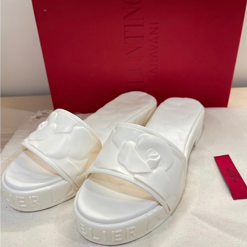 *SOLD* Garavani Valentino pool slides
